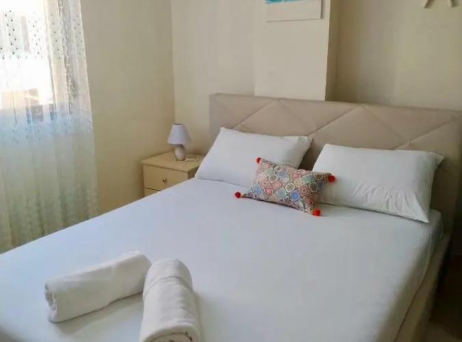 Eva's * Golem (Tirana)